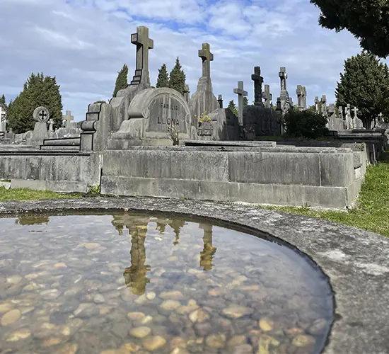 Fuente de piedra y lápidas, arte funerario de Marmolería Basauri